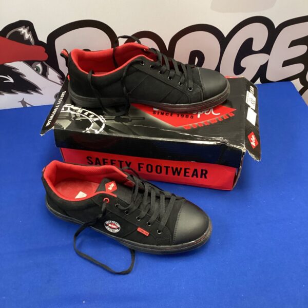 New pair of size 9 lee cooper safety trainers