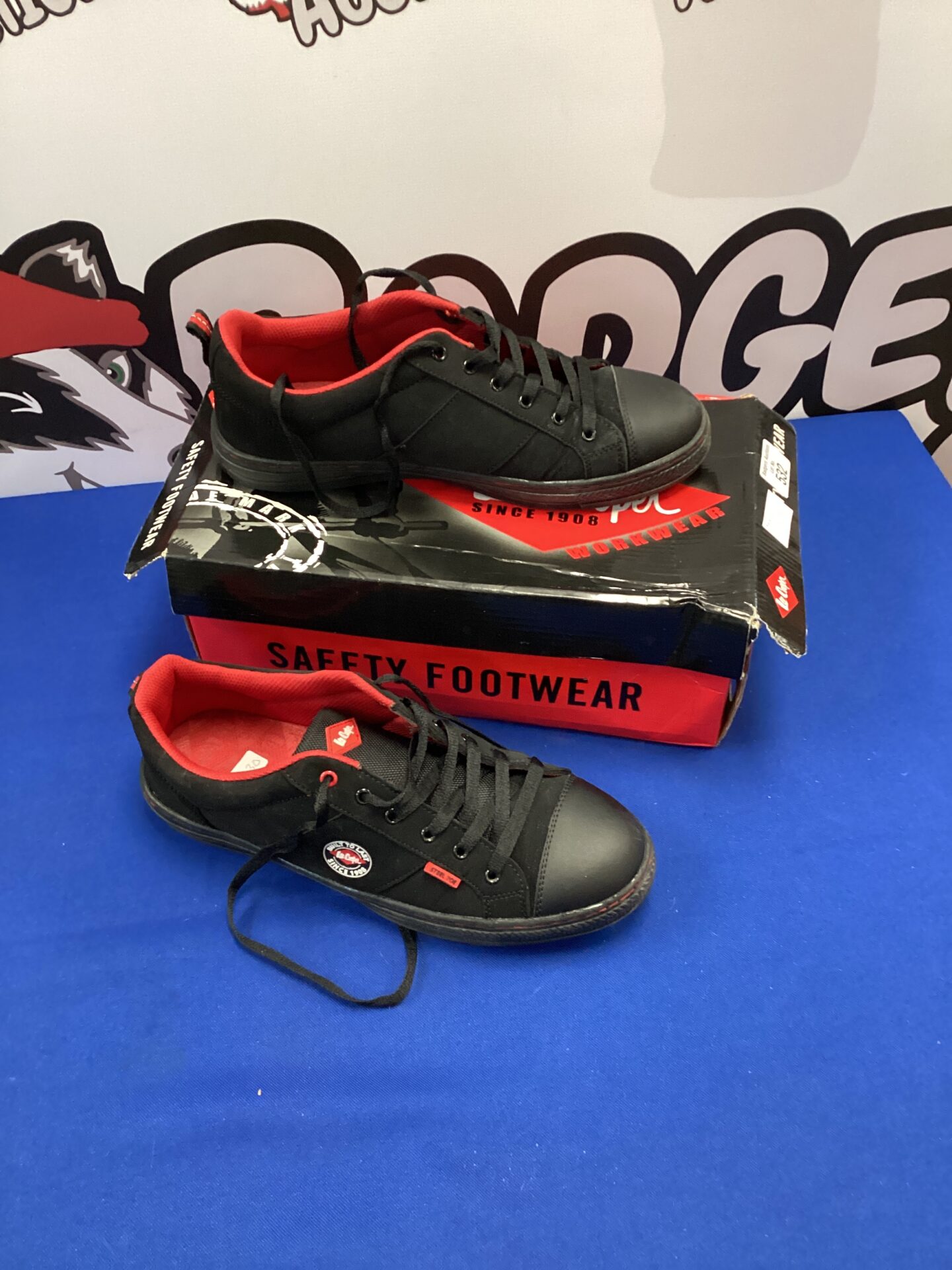 New pair of size 9 lee cooper safety trainers