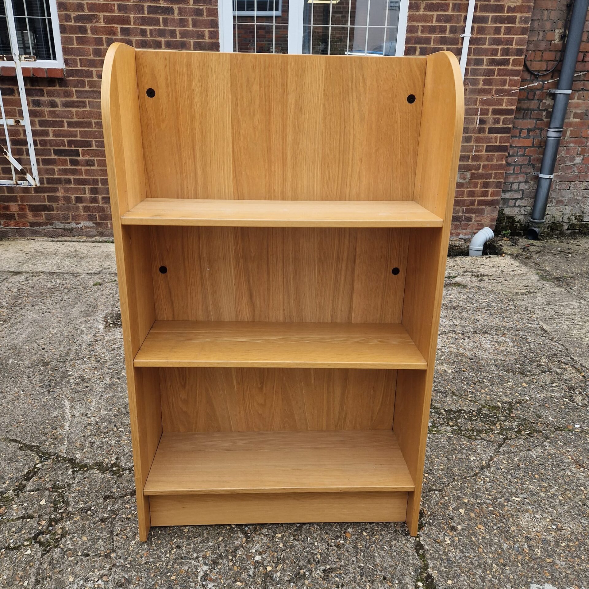 Oak effect laminate bookshelf W33/D13/H55”