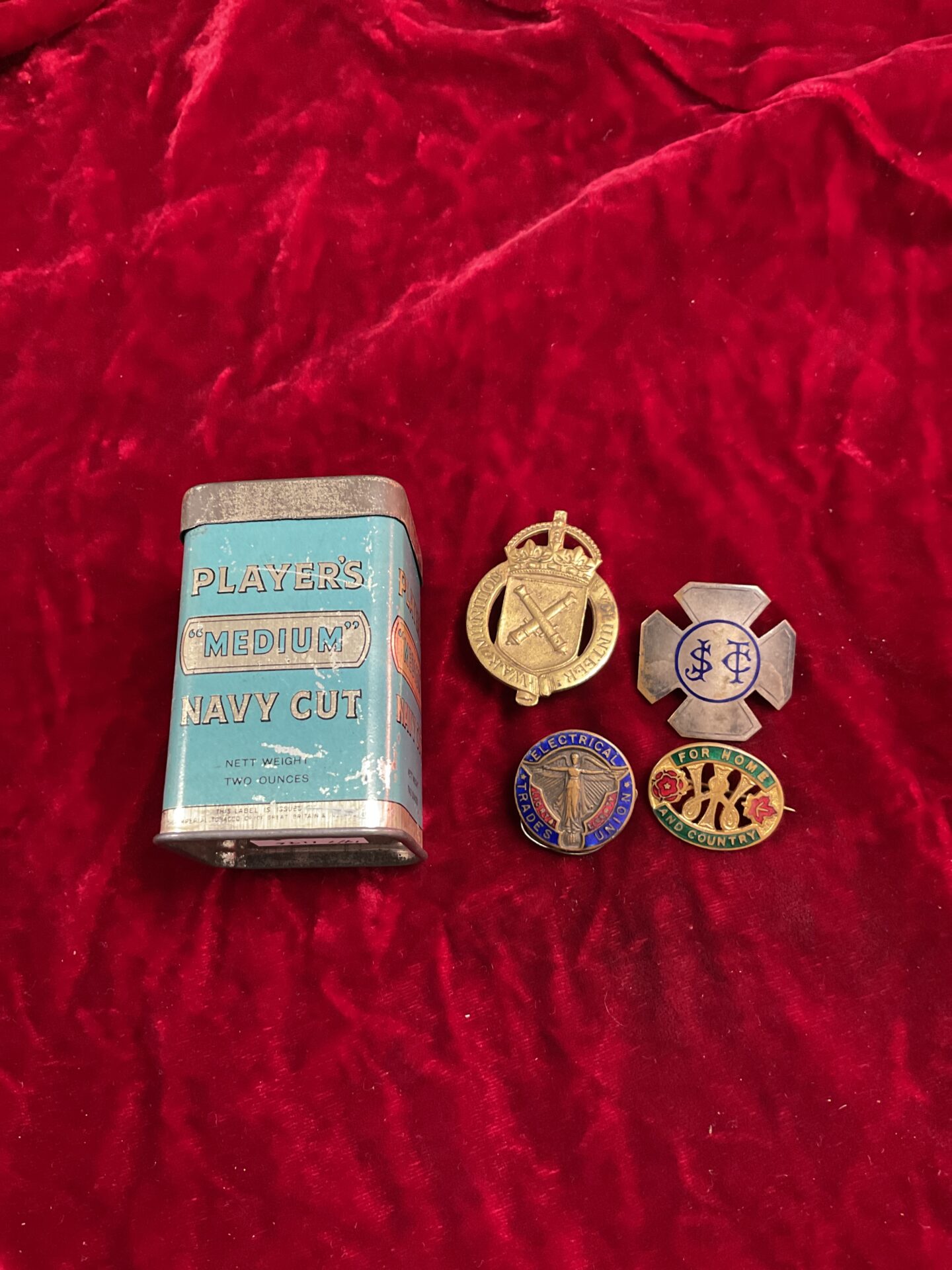 Player medium navy cut tin and four badges