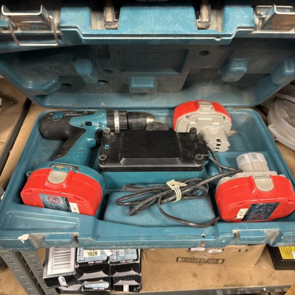 Makita cordless drill with batteries & charger - working, battery health unknown